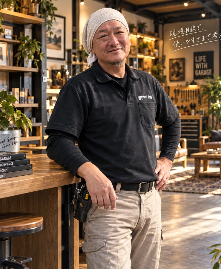 提供写真をもとに、木のカウンターのそばに立つ姿にした松田の紹介イメージ